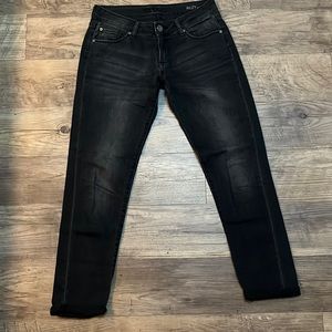A pair of DL1961’s, Riley style! Faded black, stylish af! Boyfriend jean fit.